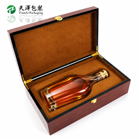 Boîte cadeau en bois mat fait main à charnières pour une bouteille de vin, étui de présentation en bois personnalisé avec doublure en velours pour whisky et brandy