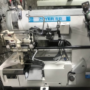 Máquina de coser de puntada cubierta Zoyer ZY500 05CBD de 3 agujas y 5 hilos con encaje y banda elástica para costura industrial - Product Image 1