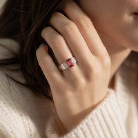 Mylove Maßgefertigter Schmuck Messing Silberbeschichtet Smaragdschliff Rubinroter CZ-Stein Gerippter Breiter Ring für Frauen Jubiläumsgeschenk