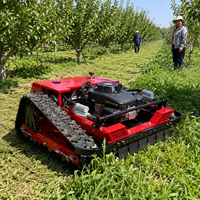 Tondeuse robotisée sur chenilles RC avec une largeur de coupe de 550 mm, un réservoir de carburant de 5 L et un moteur à essence de 224 cm³ pour l'entretien des terrains d'entrepôts