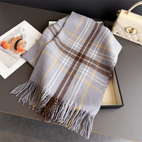 Écharpe-châle surdimensionnée à carreaux en fausse laine chaude avec pompons, châle d'hiver tendance pour femme, châle doux à carreaux OEM/ODM