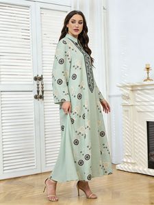Abaya Musulmana de Lujo con Bordado Floral Multicolor 2026 Dubai - Vestido Modesto de Manga Larga con Cuello en V, Atuendo Islámico Elegante y a la Medida - Product Image 4