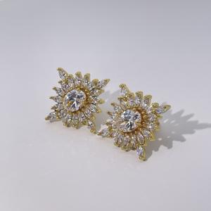 Boucles d'oreilles clous flocon de neige pour femmes, en laiton plaqué or, luxueuses, classiques et élégantes, de Tianyu Gems. - Product Image 5