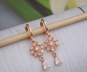 ต่างหูห้อยโลหะผสมพรีเมียมสุดอินเทรนด์ ประดับคริสตัลระยิบระยับ พร้อมเคลือบสีโรสโกลด์สุดชิค เหมาะสำหรับผู้หญิงใส่ไปงานปาร์ตี้ - Product Image 2