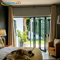 Porte pliante en aluminium sur mesure avec un nombre de panneaux variable pour la porte d'entrée principale d'une grande maison familiale