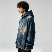 Sweat-shirt à capuche oversize vintage tie-dye avec impression DTG Kornit paysage montagneux, détails patchwork et effet vieilli, style streetwear