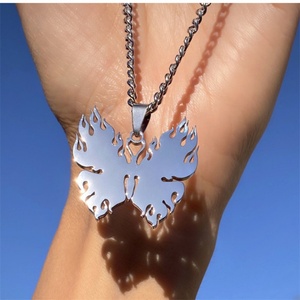 Collier pendentif tendance en acier inoxydable motif papillon flamboyant avec chaîne maille forçat pour homme/femme, idéal pour les fêtes et les cadeaux (vente en gros) - Product Image 1