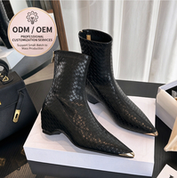 Bottines à talon compensé en similicuir tressé noir pour femme, bout pointu, embout métallique, fermeture éclair arrière, chaussures habillées, vente en gros ODM OEM