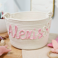 Cadeau de douche de bébé crème ivoire personnalisé joli motif de fleurs nom personnalisé panier de rangement en corde de coton tissé à la main
