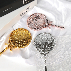 مرآة زينة يدوية محمولة ومدمجة بتصميم أوروبي عتيق وكلاسيكي | للبيع بالجملة بكميات كبيرة | للعناية بالمكياج والشعر والبشرة - Product Image 3