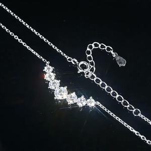 Collar de Plata de Ley 925 con Siete Piedras de Moissanita de Corte Redondo, Regalo de Aniversario, Compromiso o Boda para Enamorados - Product Image 1