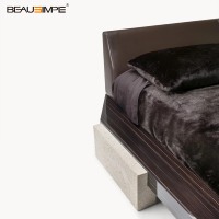 Lit de luxe discret et confortable en placage de bois d'ébène foncé avec base en pierre de béton et tête de lit entièrement en cuir – Gamme résidentielle haut de gamme