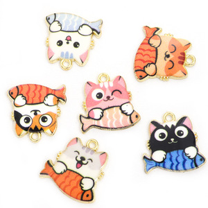 Breloque chat câlinant une poissonne en émail coloré, en alliage de zinc, pour bracelets sur le thème des pêcheurs - Product Image 3