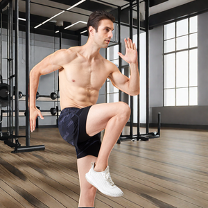 जिम फिटनेस प्रशिक्षण और जॉगिंग वर्कआउट के लिए पुरुषों के कस्टम लोगो 2-इन-1 क्विक ड्राई रनिंग शॉर्ट्स - Product Image 2