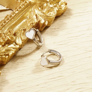 Pendientes de Aro con Corazón Esmaltado en Acero Inoxidable Chapado en Oro, Hipoalergénicos y Resistentes al Deslustre, para Mujer - Product Image 6