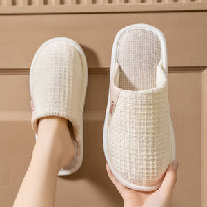 Pantuflas de casa de alta calidad y cómodas, estilo otoño-invierno, con suela gruesa antideslizante, aptas para hombres y mujeres. - Product Image 2