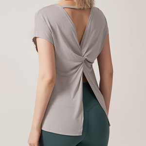 Camiseta de yoga para mujer al por mayor con espalda cruzada y abertura, top deportivo holgado de manga corta con espalda descubierta para gimnasio, entrenamiento, pilates y ropa deportiva. - Product Image 1