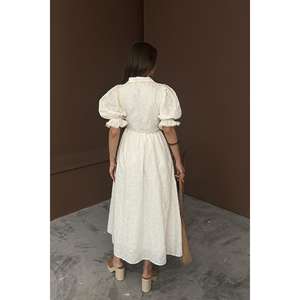 Vestido beige vintage transpirable con cuello de bebé, manga globo y bordados, corte A, para club. - Product Image 1