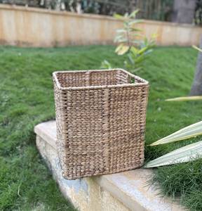 Panier de rangement artisanal en jacinthe d'eau tressé à la main, panier tissé avec poignées, organisateur durable de style bohème pour la maison - Product Image 1