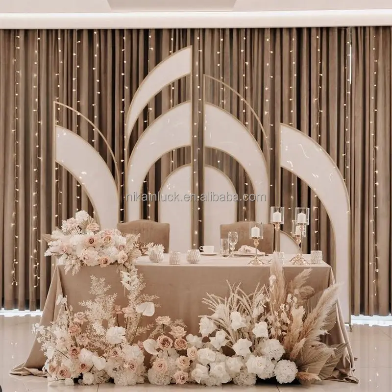 2024 Hochzeitsgegenstand Halbbbogen-Design Hochzeitsereignisse Kulisse-Set weißes Gold-Metall-Kulisse-Ständer mit gefrosteter Folie