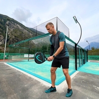 Équipement de terrain de padel commercial avec panneaux en verre trempé de 15 mm, finition peinture poudrée, structure en acier noir, surface de jeu verte