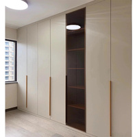 Armoire modulaire en bois avec portes en verre laqué et tiroirs pour appartement, salon, chambre moderne – Designs colorés – Armoire sur mesure
