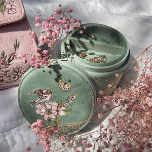 Винтажная Шарм вышитая тканевая упаковочная коробка для украшений круглая Бархатная мини-Серьги Браслет Дисплей Вышивка Цветы Подарочная коробка - Product Image 1