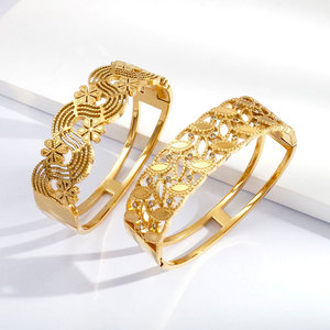 2024 Bán Buôn Sang Trọng 18K Mạ Vàng Chunky Khắc Vòng Đeo Tay Bằng Thép Không Gỉ Với Kim Cương Thép Không Gỉ Bangle Đối Với Phụ Nữ - Product Image 4