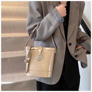 Venta al por mayor Retro Niche Underarm Bag Mujeres Nueva Moda Simple Bucket Bag Multifuncional Ladies Shoulder Crossbody Bag - Product Image 5