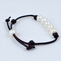 Bracelet enroulé en cuir blanc fait main tendance avec perles d'eau douce naturelles de qualité AAAAA et perles Edison pour femmes et jeunes filles - Collection Lucy Jewelry