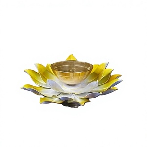 Lanterne à huile en laiton Lotus, porte-bougie floral fait main, lanterne en métal poli pour la décoration de la maison et les cérémonies Puja - Product Image 2