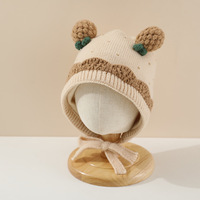 Gorro de bebé bonito de invierno con protección para los oídos de encaje gorro de punto de fresa para niños y niñas tela común