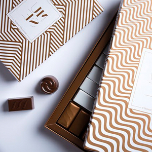 Encantadora caja personalizada de papel para chocolate, perfecta para presentar surtidos de chocolate - Product Image 5