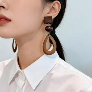 Boucles d'oreilles vintage en bois en forme de goutte d'eau pour femmes, bijoux pendantes à la mode - Product Image 1