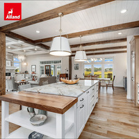 Armoires en chêne Shaker bicolores teintées et peintes, style ferme moderne, sur mesure Alland pour projets de villas avec îlot en pierre