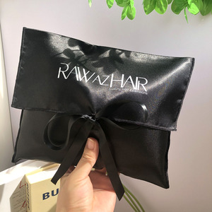 Bolsa de satén negra personalizada con logo impreso de fábrica OEM, para regalo, ropa, extensiones de cabello, pelucas, embalaje de seda, bolsa antipolvo con lazo - Product Image 2