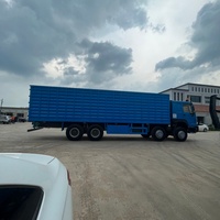 Truk Box HOWO 8x4 Off Road Tugas Berat Sinotruk 12 Roda Truk Van Kargo Tertutup Truk Transportasi Logistik Jarak Jauh