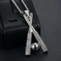 Collier pendentif batte de baseball en acier inoxydable entièrement serti de zircons, chaîne de style hip-hop sportif urbain pour hommes et femmes