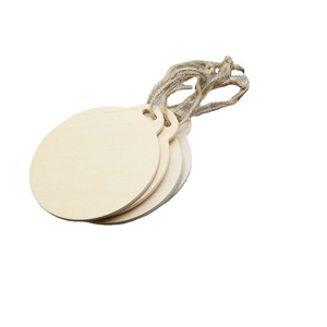 Etiquetas Colgantes de Madera Cracker Barrel con Logotipo de Felices Fiestas, Rectangulares, Color Madera Natural, Decorativas para Interiores - Product Image 5