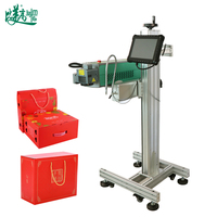 Positionnement de vision Marqueur laser CO2 de type mouche Alimentation automatique pour carton en cuir en bois Alignement automatique à grande vitesse sur l'emballage