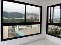 Porte coulissante extérieure robuste en aluminium contemporain avec cadre en alliage d'aluminium et double vitrage trempé, garantie 5 ans