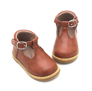 Chaussures plates pour bébé en cuir véritable marron avec boucles en T personnalisées, semelle en caoutchouc - Product Image 1