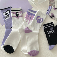 Chaussettes montantes polyvalentes personnalisées violettes pour femmes, écologiques, respirantes, pour sports d'hiver, en polyester, avec logo sur le bord et impression numérique sur le corps.