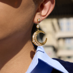 Pendientes Colgantes de Luna Chapados en Oro con Zirconia Engastada en Bisel de Acero Inoxidable para Uso Diario - Product Image 2