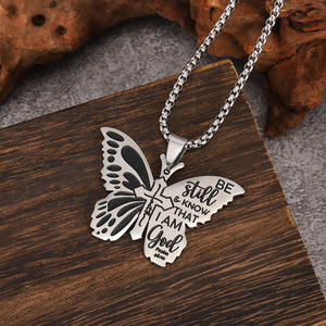 Collar de Mariposa Moderno de Acero de Titanio con Cadena de Eslabones y Versículo Bíblico 'Cálmate y sab que yo soy Dios' - Regalo - Product Image 2