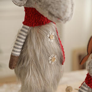 Alce di Peluche Statua di Renna in Piedi Fatta a Mano, Statuetta Natalizia di Renna di Peluche, Decorazione Natalizia con Renne - Product Image 4