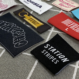 Etiqueta de algodón lavable con logotipo de marca privada personalizada de gran oferta, etiqueta tejida de tela de costura para ropa y bolsos - Product Image 2