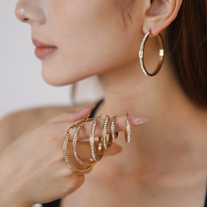 Pendientes de Aro Delgados Geométricos de Acero Inoxidable con Circonitas, Chapados en Oro de 18K, Elegantes y Modernos, Joyería para Mujer, Venta al por Mayor - Product Image 1