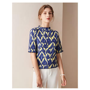 <span class=keywords><strong>T</strong></span>-<span class=keywords><strong>shirt</strong></span> décontracté à col montant et manches trois-quarts, motif géométrique de feuilles <span class=keywords><strong>bleu</strong></span>-or texturé froissé 3D, style rétro artistique et tendance - Product Image 1