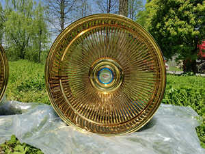 Cerchi in Raggi Dorati da 26 Pollici, Anteriore 26x9 con Bordo da 3 Pollici, Posteriore 26x10 con Bordo da 5 Pollici, Coprimozzi Flottanti - Product Image 4